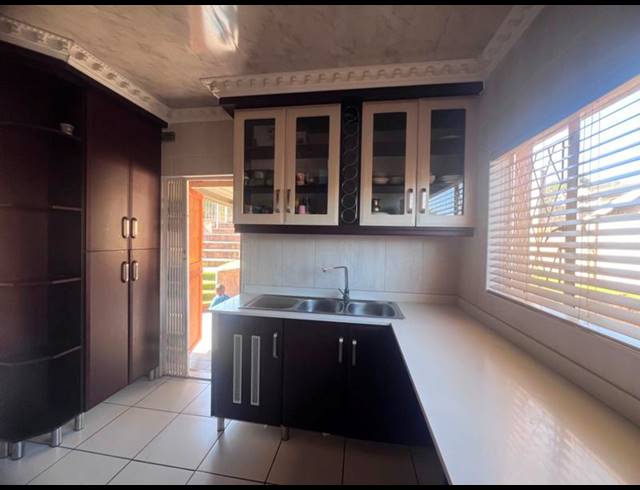 3 BEDROOM HOUSE FOR SALE IN BISLEY